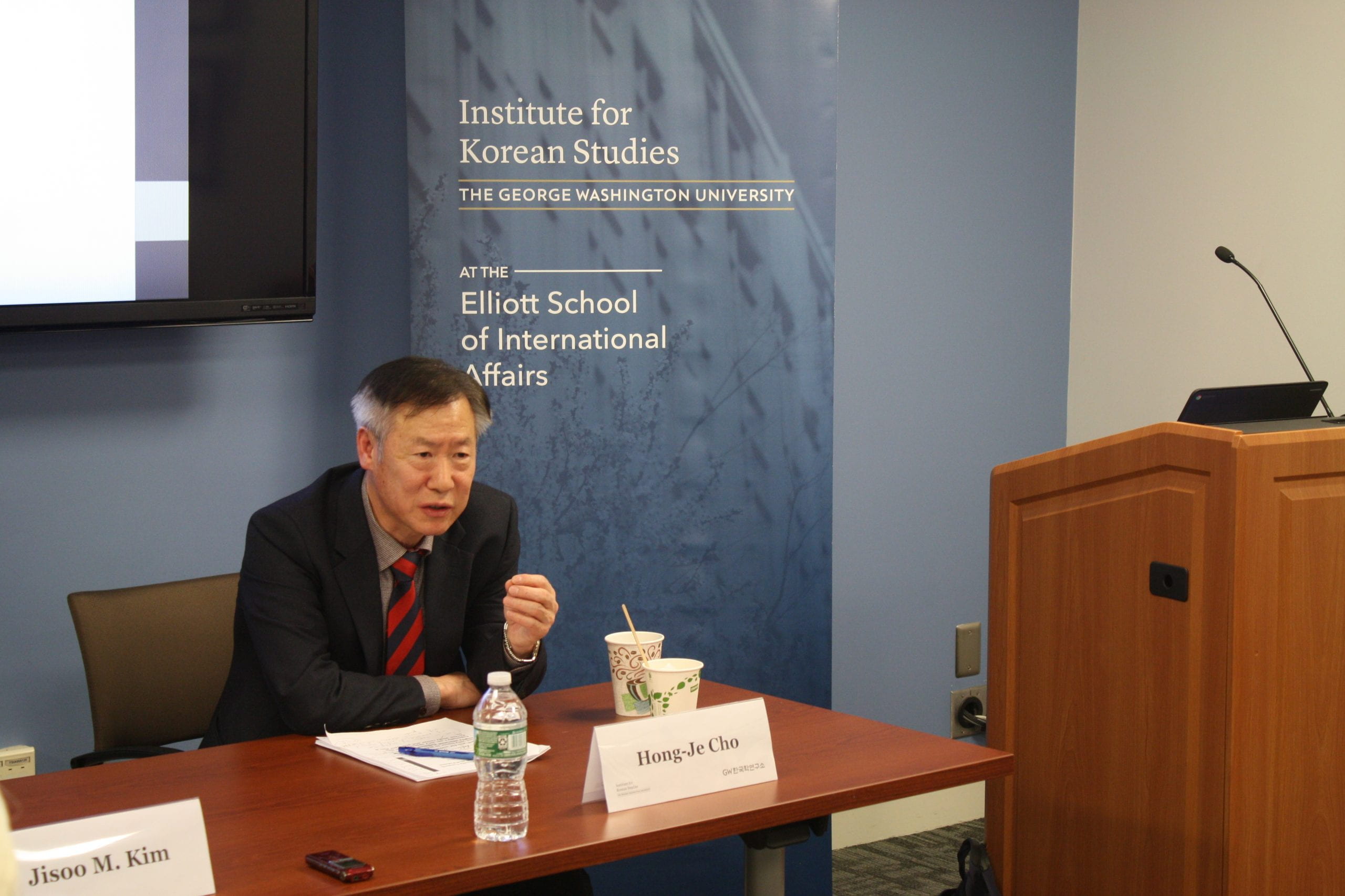 Cho Hong Je giving presentation during GWIKS Lecture Series event