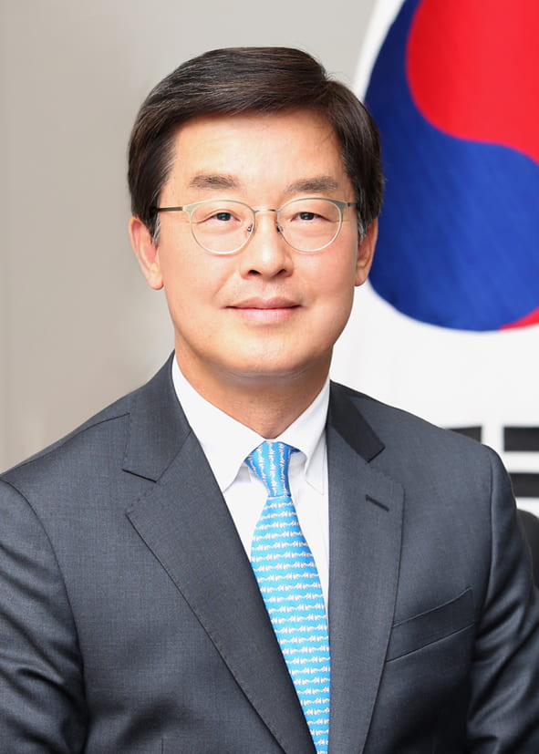 portrait of Jisoo Kim in professional attire